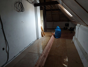 Zateplení stropu rodinného domu pomocí foukané izolace